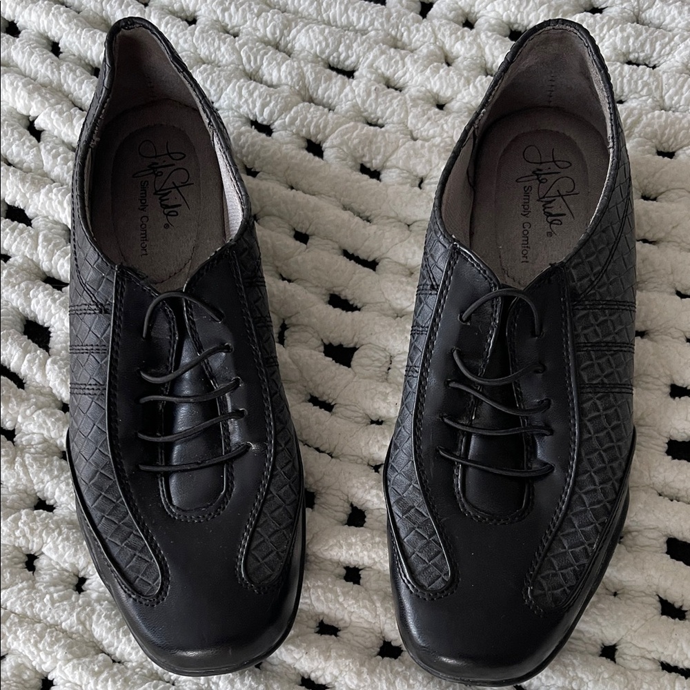 Life Stride size 7W. “Sherwood”,fashion sneaker slip on. Textured black/gray EUC
